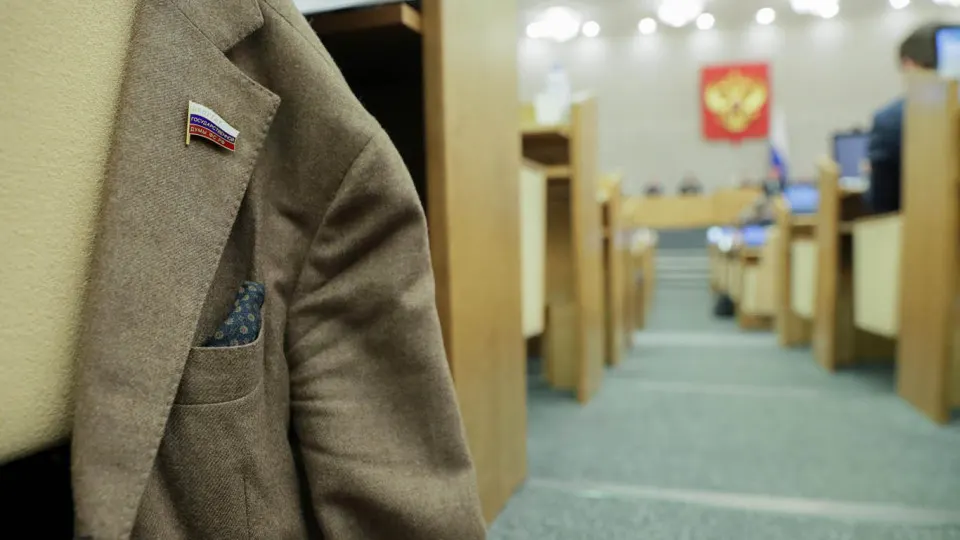 Правительство поддержало идею отменить наказания за непредставление или несвоевременную подачу деклараций региональными депутатами. Поправки требуют доработки, при этом инициатива связана с предыдущими изменениями в правилах декларирования доходов чиновников.