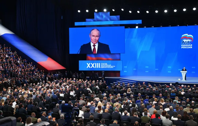 Администрация президента постепенно снижает KPI для «Единой России»: от первоначальных 55–60% до примерно 45% в ряде регионов при сохранении ориентира по явке на уровне ~50%. Решение объясняют падением рейтингов партии и президента, экономическими проблемами и усталостью общества.