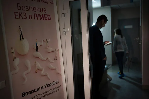 Депутаты приняли поправки в закон «О ветеранах»: бесплатное экстракорпоральное оплодотворение будет доступно женам участников и инвалидов боевых действий, а также вдовам в течение пяти лет после гибели супруга. Суррогат и забор/криоконсервация биоматериала останутся платными.