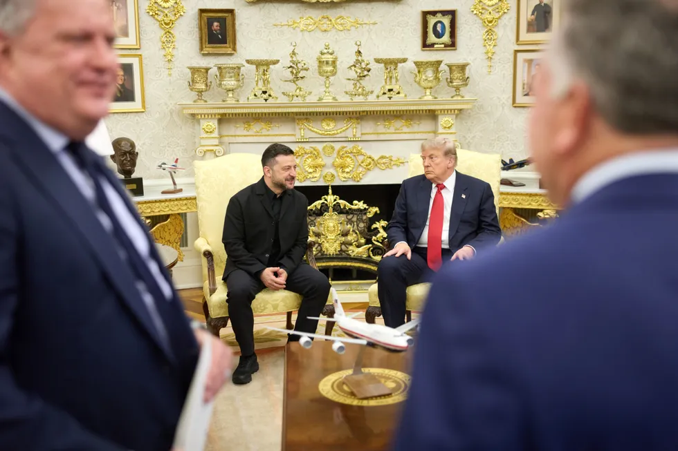 Президент Украины провёл в Белом доме переговоры с Дональдом Трампом, в ходе которых просил экстренный пакет ракет для систем Patriot; в США также продвигается законопроект о пошлинах на российские углеводороды.