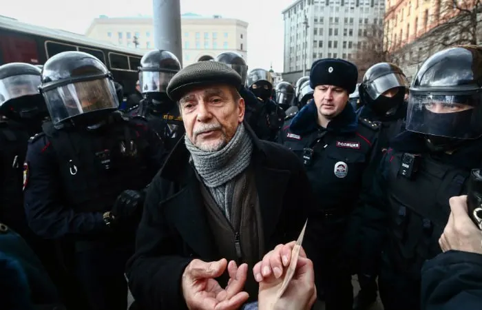 В Хорошёвском суде Москвы заочно рассматривают уголовное дело против 84‑летнего правозащитника Льва Пономарёва; обвинение просит 6,5 года колонии и запрет администрировать сайты на 10 лет.