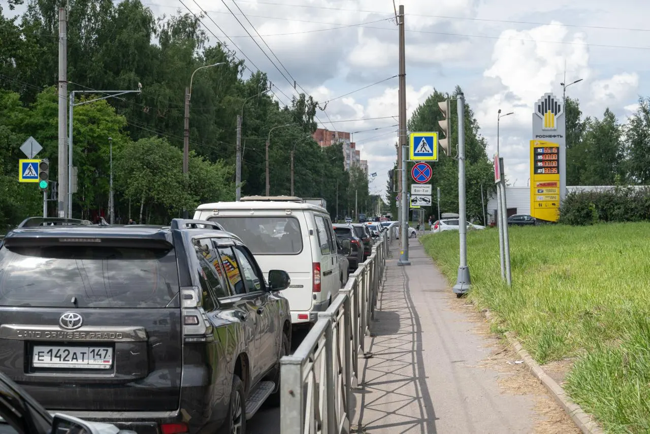 Несмотря на временное разрешение в России оборота бензина стандарта Евро‑3, проверка нескольких петербургских АЗС показывает: в городе пока продают Евро‑5, а персонал советует клиентам сверять паспорта качества топлива.