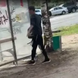 Мужчина из Архангельска признан виновным в нанесении экстремистской надписи на остановке и нескольких кражах; суд приговорил его к четырём годам колонии строгого режима.
