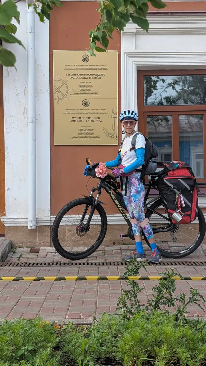 Ксения Салазанова начала 2000‑километровое велопутешествие к берегам Северного Ледовитого океана. Старт был 7 июля, сейчас она в Бирске; обратно планирует вернуться поездом через Вологду.