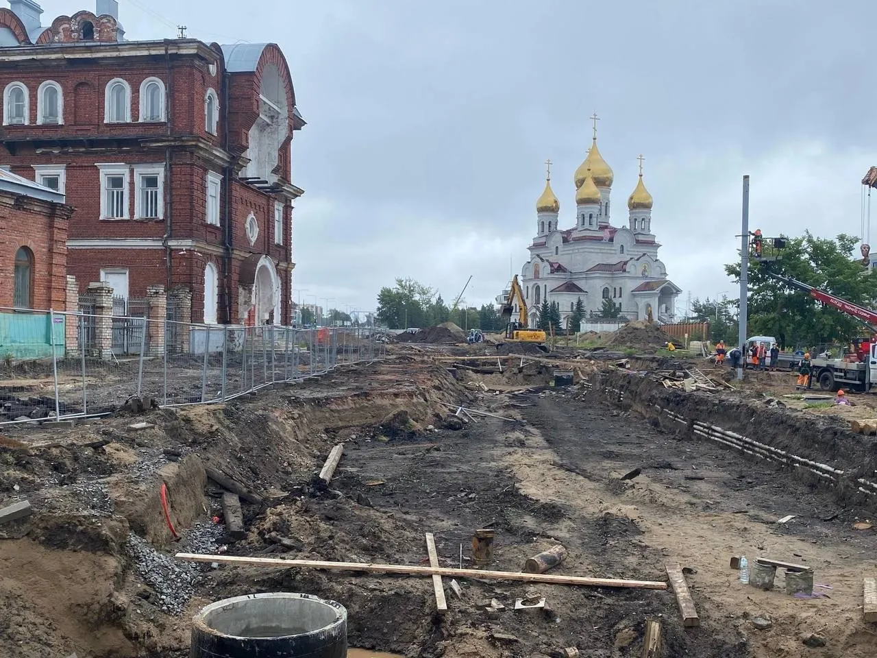 Строительство проезда и парковки на площади Профсоюзов начнётся в августе. Асфальт уложат на участке от Розы Люксембург до Иоанна Кронштадтского, тротуары планируют завершить в августе.