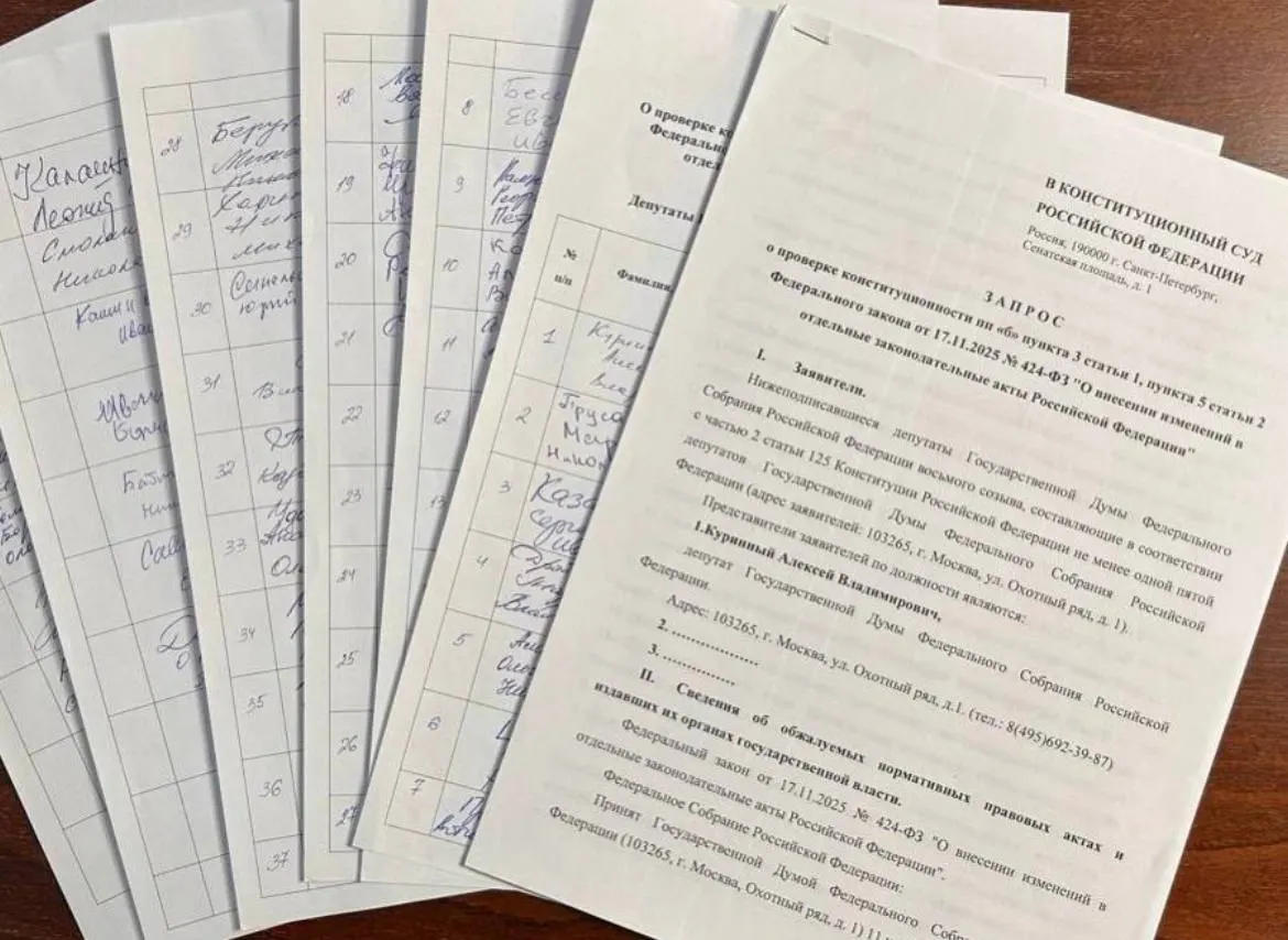 Депутат Госдумы от Ульяновской области Алексей Куринный собрал 73 подписи коллег для запроса в Конституционный суд по закону об обязательной отработке для студентов‑медиков; для официального обращения в КС требуется 90 подписей.