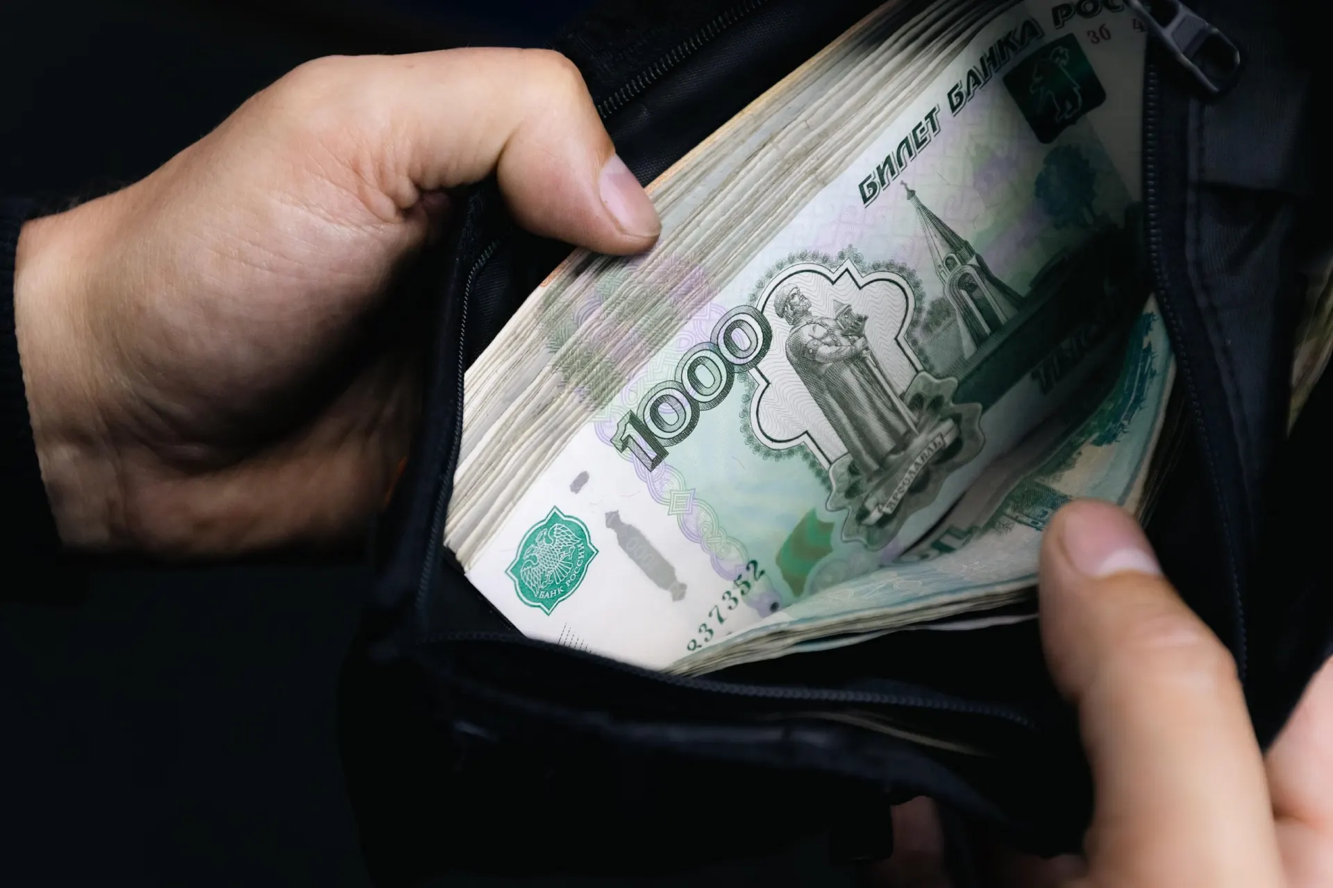 Центробанк объяснил, почему замедление инфляции не сразу превращается в снижение цен и предупредил об экономических рисках дефляции.