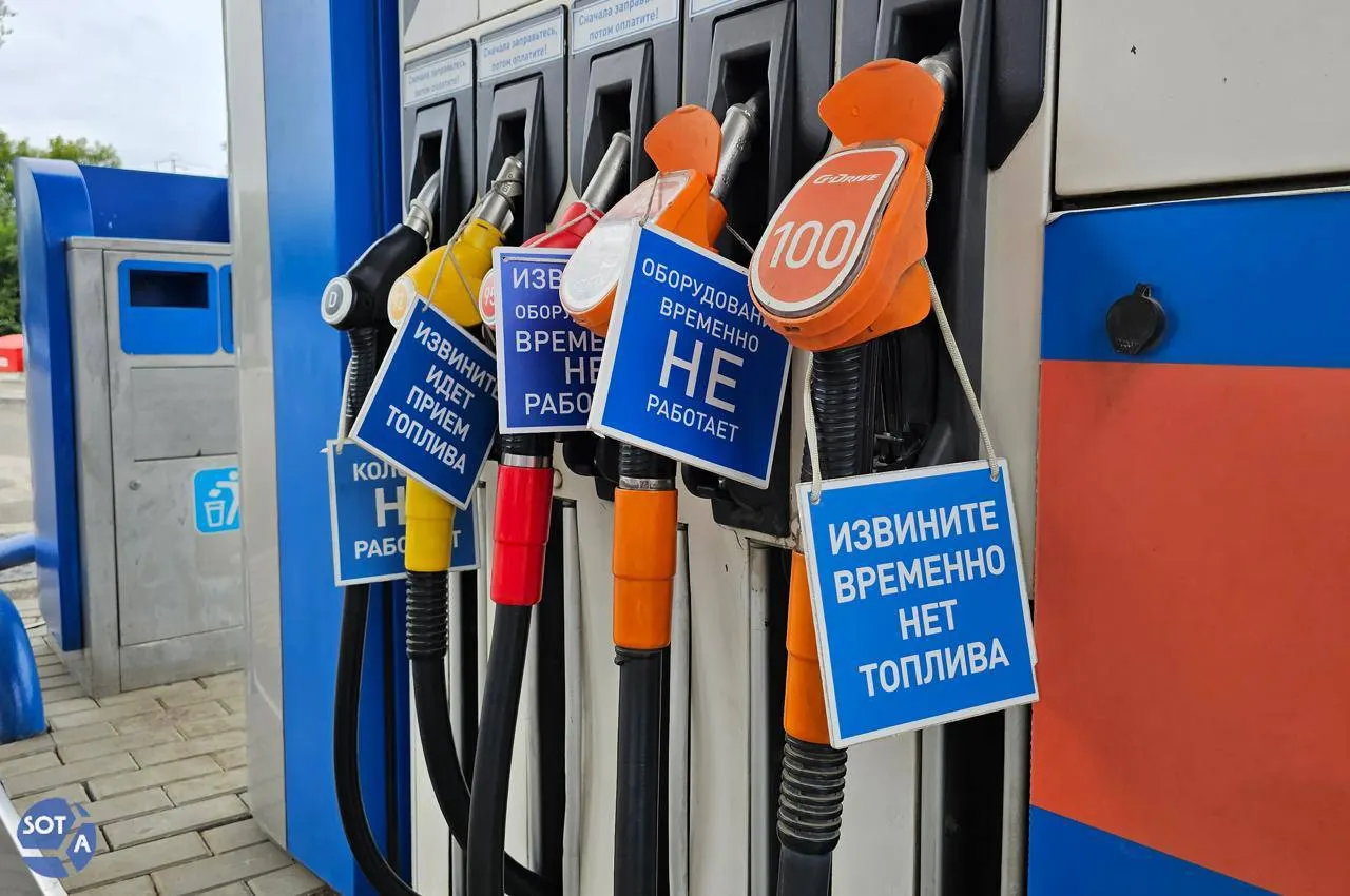 Правительство расширило запрет на экспорт дизельного и судового топлива, а также газойлей, распространив ограничения на нефтеперерабатывающие компании. Мера введена до конца июля для стабилизации внутреннего рынка; параллельно приняты дополнительные шаги по поддержке поставок.