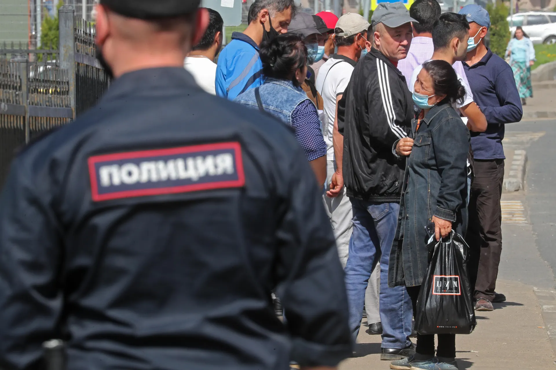 Правительство подготовило поправки ко второму чтению: в перечень правонарушений с обязательной депортацией предлагают включить дискриминацию и неповиновение законному требованию пограничника.