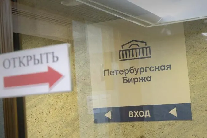С 21 июля участникам торгов запретят покупать бензин лишь для перепродажи посредникам: разрешены закупки для собственных нужд или для заранее указанных конечных потребителей. Новые требования вводятся на фоне сокращения предложения и мер правительства по стабилизации рынка.