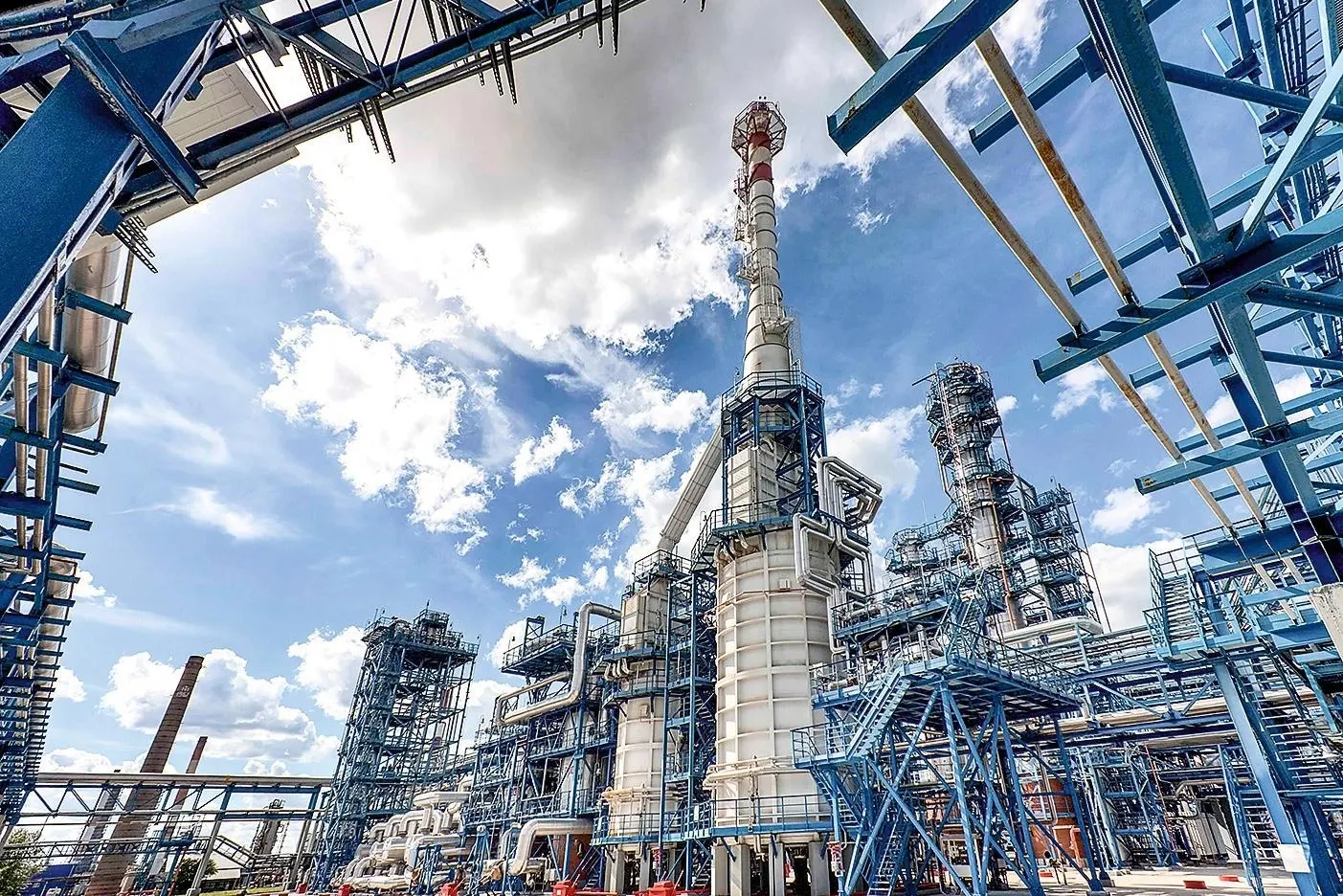 Власти в июне увеличили выплаты нефтепереработчикам более чем в шесть раз год к году — мера стимулирует оставлять бензин и дизель на внутреннем рынке и компенсирует разницу с экспортными ценами.