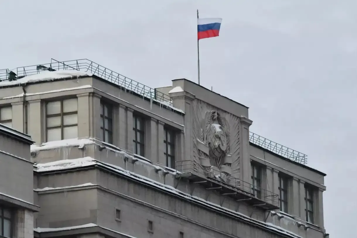 Депутаты во втором и третьем чтениях приняли закон, который связывает продление патентов и разрешений на работу с доходом мигранта, вводит автоматический обмен данными о доходах с налоговой и ужесточает требования к пребыванию детей мигрантов.