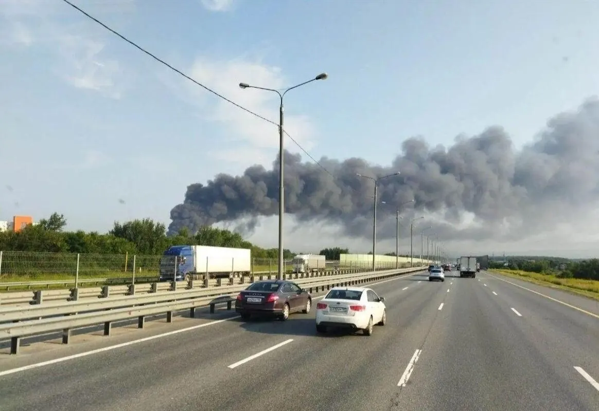 Ночной удар беспилотников по складскому комплексу в Подмосковье привёл к возгоранию и подтолкнул к проверкам логистической инфраструктуры — одновременно фиксируются повреждения и жертвы в других регионах.