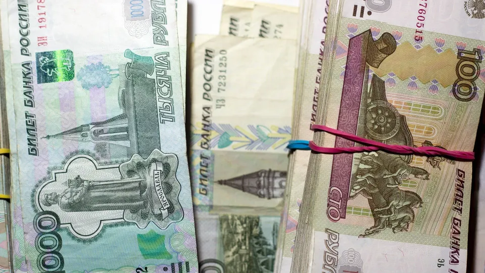 За первые две недели июля объем наличных в обращении вырос на 513 млрд рублей. Банки наращивают заимствования у Центробанка, на фоне роста проблемных кредитов риск банковской нестабильности увеличивается.