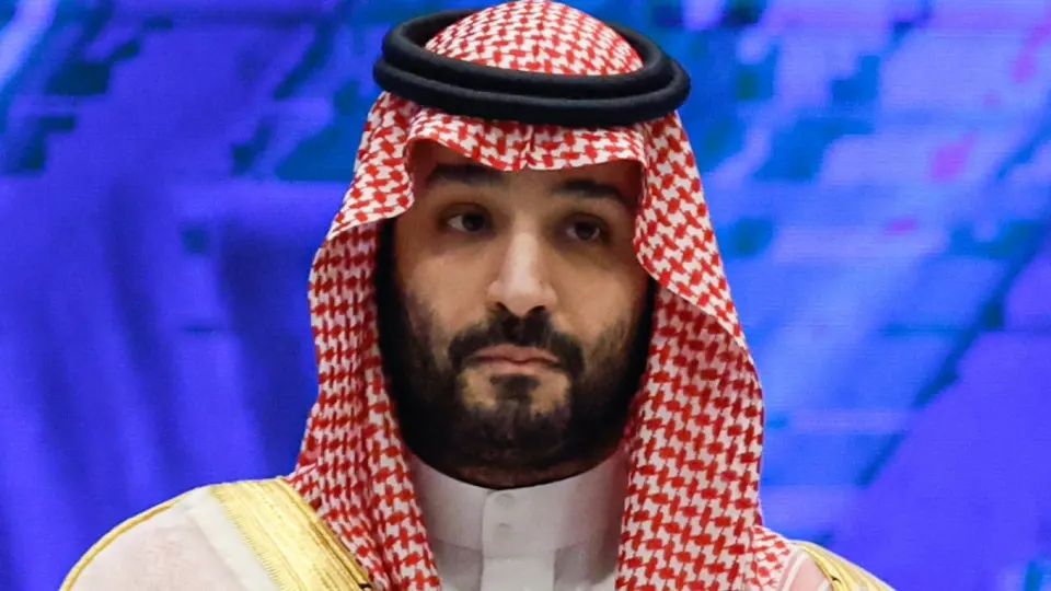 Риад урезал официальную отгрузочную цену сорта Arab Light на $11 за баррель на август и впервые с 2020 года установил скидку относительно региональных бенчмарков. Это усилит давление на цены Brent и Urals и усугубит дефицит в российском бюджете.