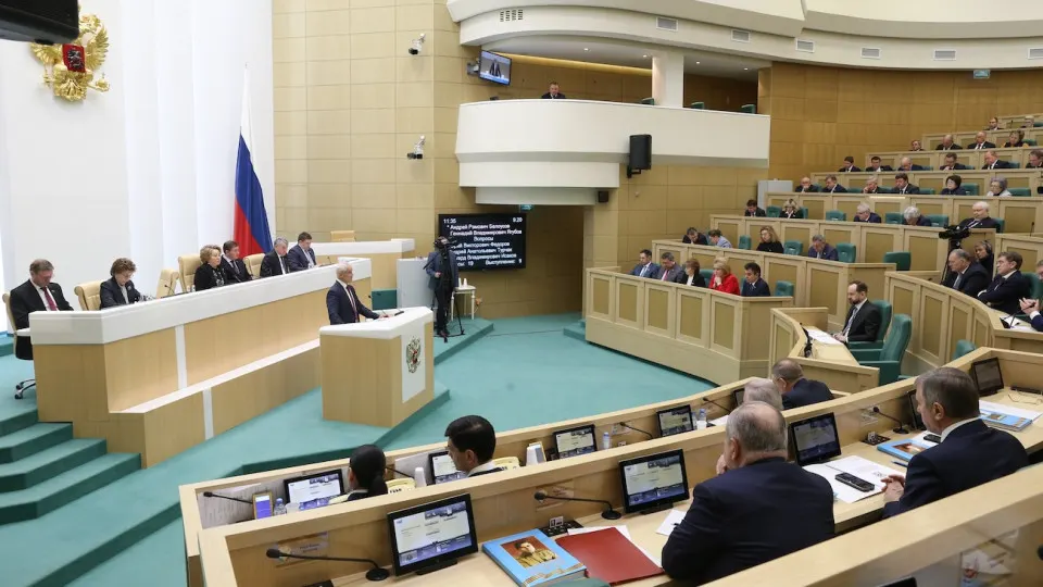 Новый закон вводит официальный перечень россиян, осуждённых заочно и находящихся за рубежом. Попавшим в список грозят запрет на дистанционные банковские услуги, отказ в электронных госуслугах, блокировка операций с недвижимостью, заморозка активов и почти полный отказ в консульских услугах.