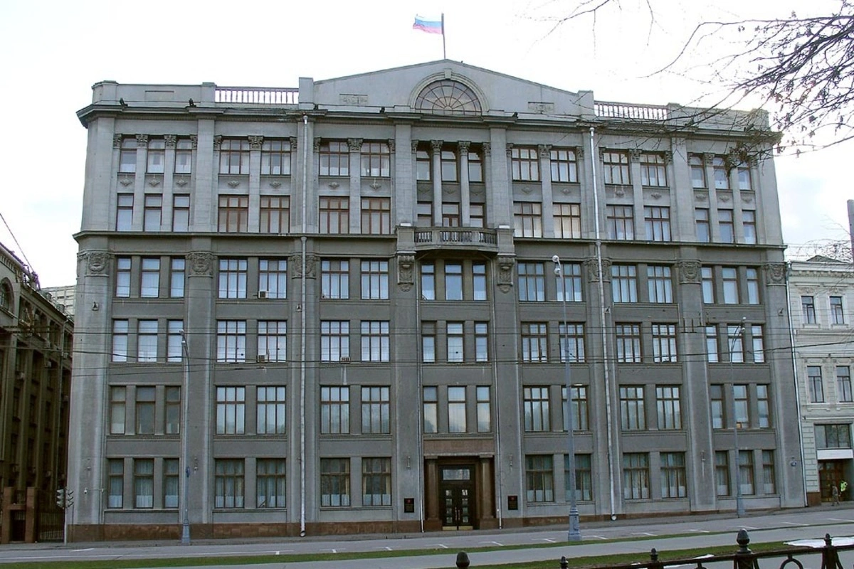 Администрация президента рекомендовала крупнейшим лояльным медиа сократить публикации с кадрами последствий украинских ударов по российской территории и «больше показывать успехи» ответных ударов России; часть телеграм‑каналов уже убирает такие материалы, в элитах обсуждают ужесточение ответственности за их публикацию.