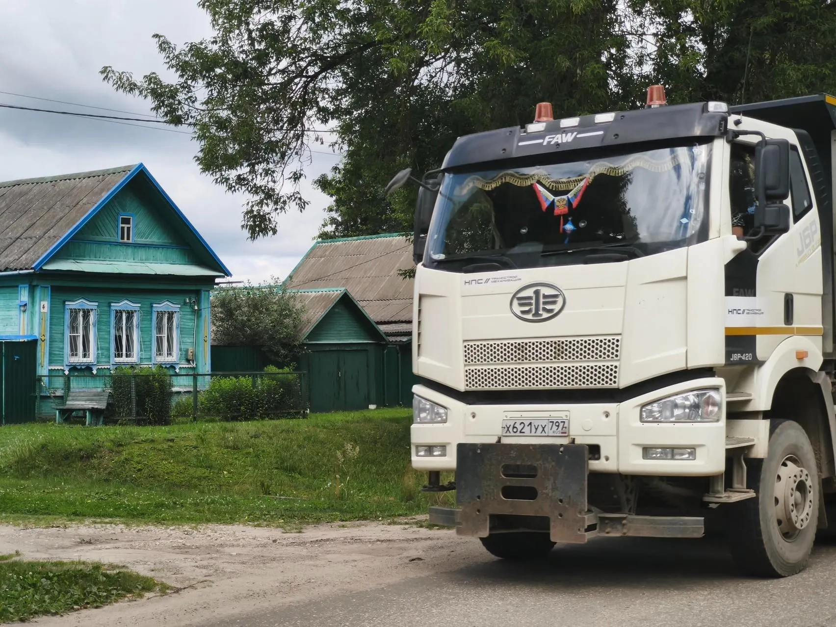 Жители деревень на маршруте строительства ВСМ сталкиваются с выселениями и новыми соседствами с поездами.