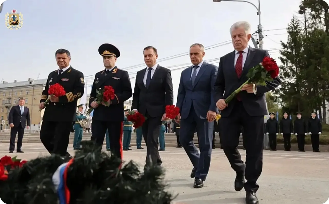 Помощник президента возложил цветы к памятнику участников Северных конвоев и принял участие в мероприятиях к 85-летию прибытия первого союзного конвоя «Дервиш» в Архангельск.