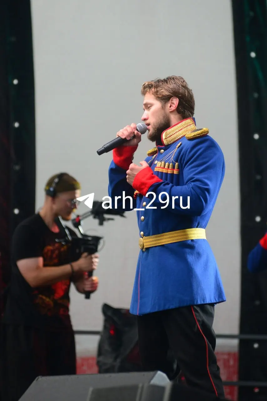 Кавер‑группа на&nbsp;Красной пристани Архангельска под&nbsp;дождём