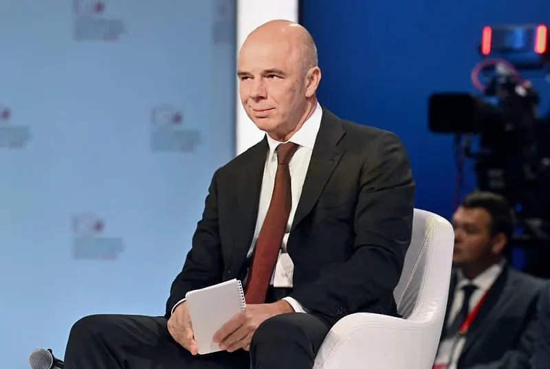 Минфин заявляет, что бюджету хватает средств и все обязательства будут выполнены. По данным ведомства дефицит на 2026 год оценивается примерно в 6,46 трлн рублей (около 2,8% ВВП).