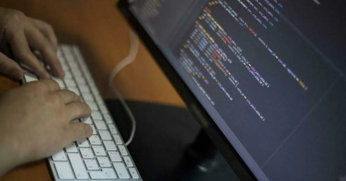 Злоумышленники masquerade как государственный проект, убеждают учителей регистрироваться на фиктивной платформе и подтверждать данные через Госуслуги, что несет риск кражи личной информации.
