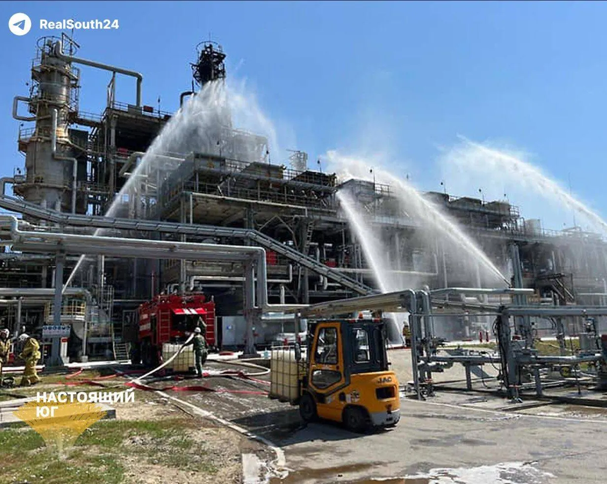 Август стал сложным месяцем для российской нефтепереработки: зафиксировано множество атак на НПЗ, часть заводов остановлена, а цены на бензин растут.