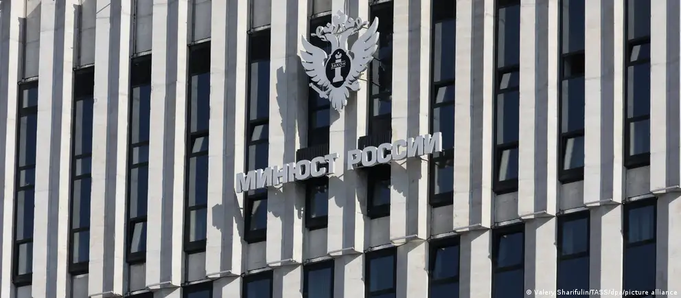 Расширение перечня затрагивает ряд международных и антитеррористических проектов; среди новых позиций - Фонд защиты прав человека под руководством Юлии Навальной и Исследовательский центр Восточной Европы.