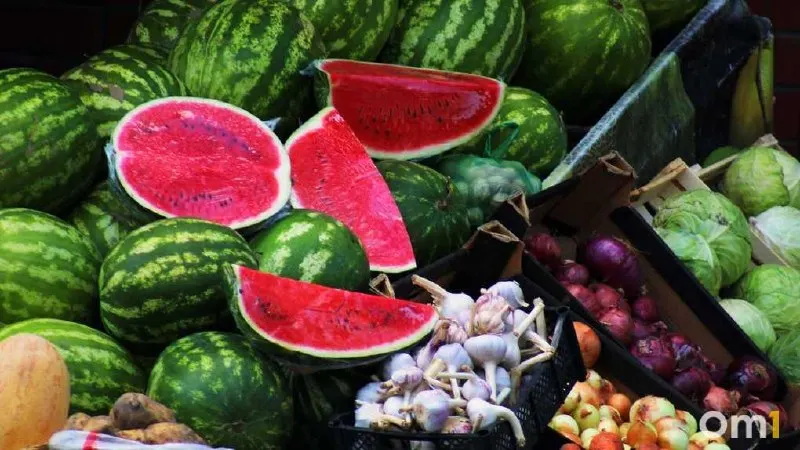 Разрезанные арбузы и дыни могут быстро размножать микроорганизмы в местах повреждения; покупайте плоды только в официальных торговых точках, соблюдая санитарные нормы.