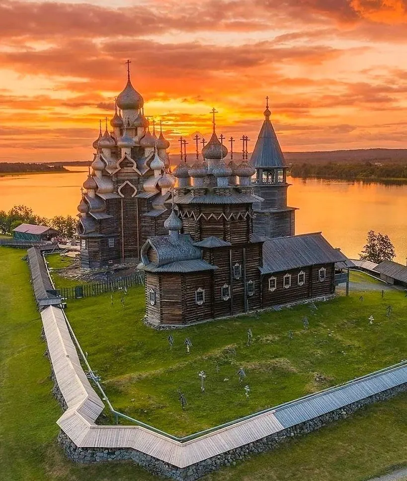 Короткая выжимка ключевых событий дня: голосование в Псковской области, участие военнослужащих в выборах, транспортные проблемы в Архангельской области и общественные настроения.