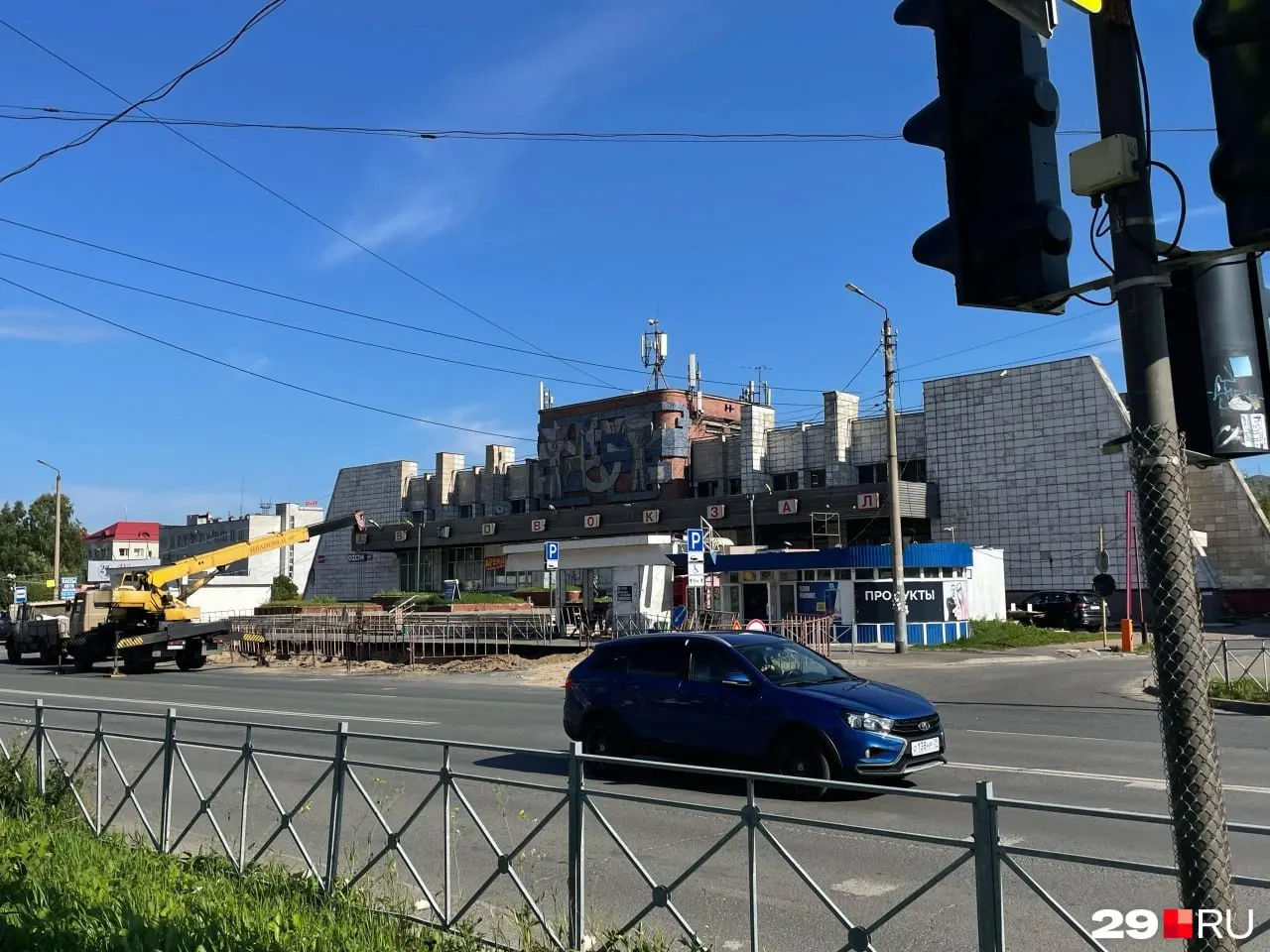 Из‑за обнаруженного дефекта на тепловых сетях в районе улицы Дзержинского продолжились отключения горячей воды. На месте ведутся раскопки, работают кран и несколько рабочих. Следите за обновлениями.