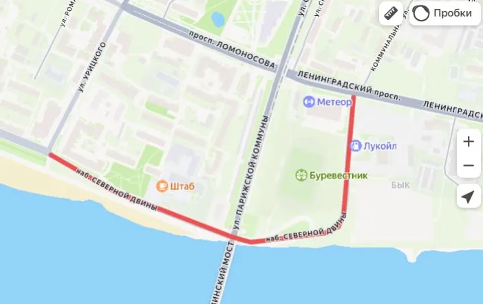 Из-за временных ограничений на набережной автобусы изменят маршруты до 20 августа. Работы ведутся ночью и требуют шпунтового ограждения.