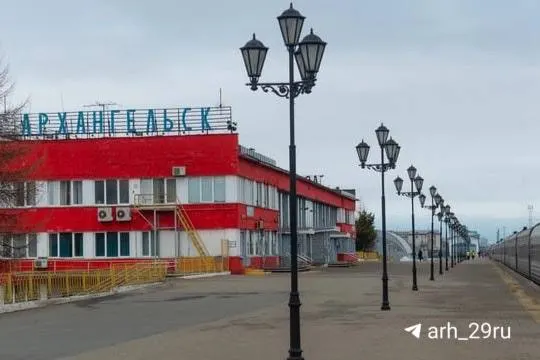 Пассажиров будут пускать к поездам через здание вокзала после прохождения досмотра на первом этаже. Боковые лестницы останутся для выхода в город — вернуться обратно по калиткам нельзя. Рекомендуется приходить заранее, чтобы избежать очередей.