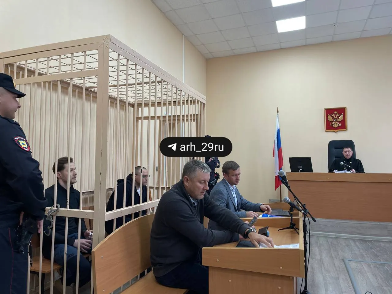 Бывший глава здравоохранения Архангельской области и экс-директор «Фармации» обвиняются в превышении должностных полномочий и взятке.