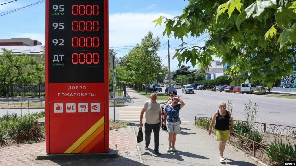 В Геленджике и близлежащих населённых пунктах бензин исчез на заправках; очереди растягиваются, власти публикуют список работающих станций, а перебои охватывают регион и страну.