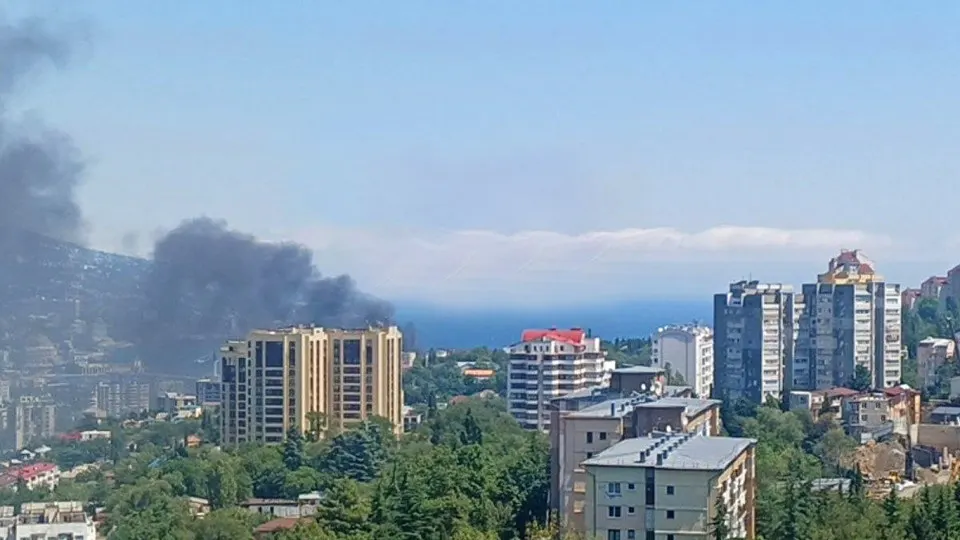 Дроны атаковали побережье Ялты, вызвав пожар в здании на набережной и эвакуацию местных жителей.