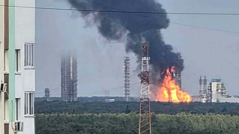 Крупный нефтехимический комплекс в Тюменской области прекратил работу после удара беспилотников. Это повлекло остановку выпуска полимеров и сжиженных углеводородных газов.
