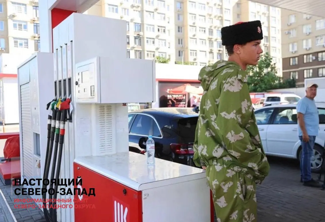 Из-за кризиса с бензином на АЗС Архангельской области дежурят патрули и волонтёры; водители стоят в очередях, а полиция следит за порядком и соблюдением правил.
