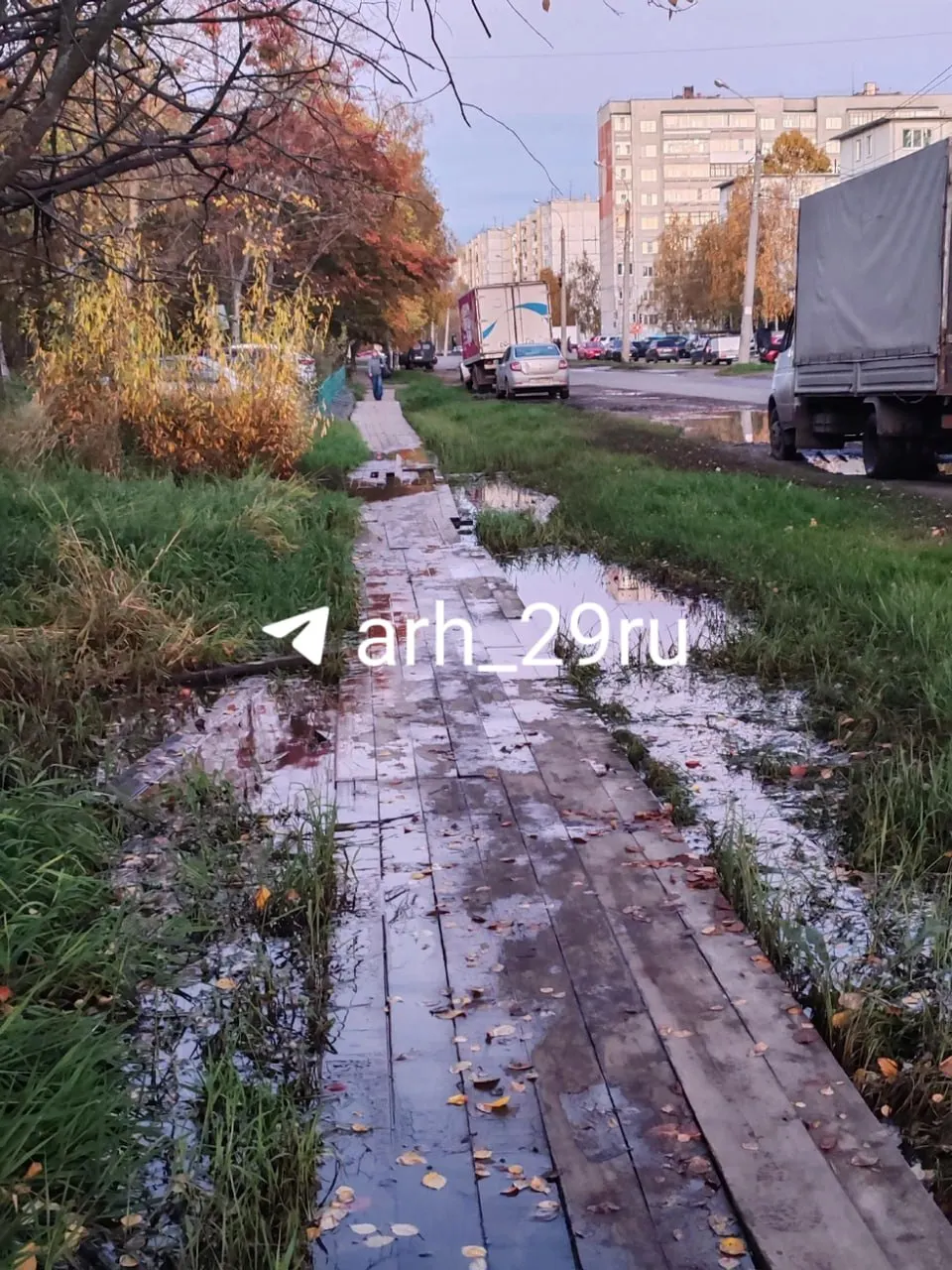 Жители Архангельска жалуются на опасные мостки на улице Красных Партизанов: местами разрушены доски, участки заливают водой, а ночью не хватает освещения.