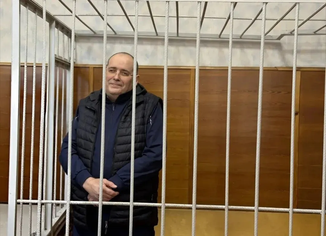 Бывший замминистра ЖКХ признан виновным в крупной взятке; суд вынес 14-летний срок и крупные штрафы на миллионы рублей.