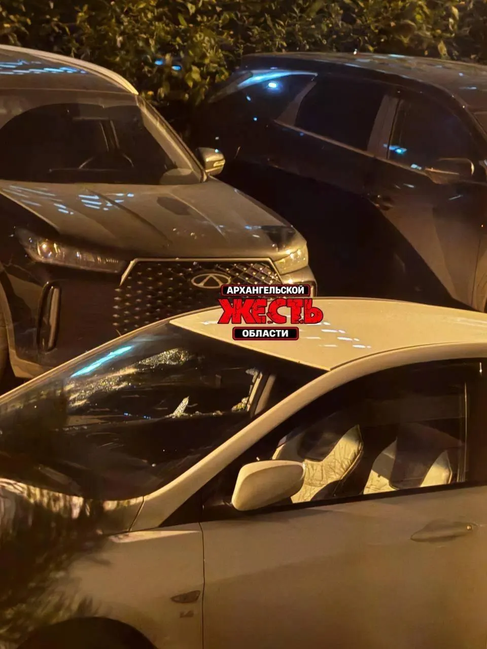 Полиция опровергла слухи о стрельбе во дворе на Московском в Архангельске. Мужчина повредил стекла автомобиля своей жены во время конфликта; проводится проверка.