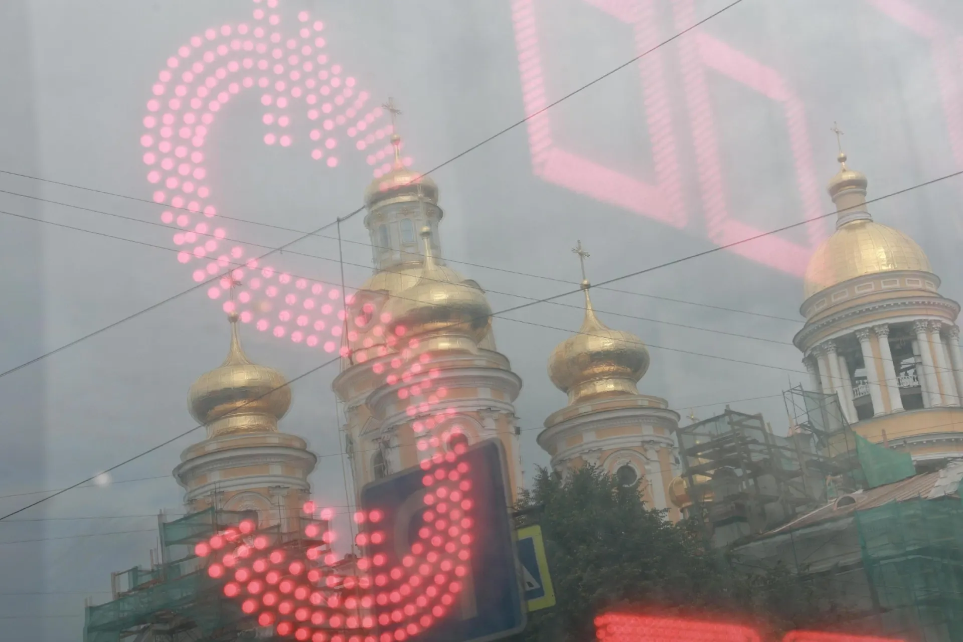 За лето рубль потерял к доллару четверть стоимости. Эксперты объясняют, что будет дальше.