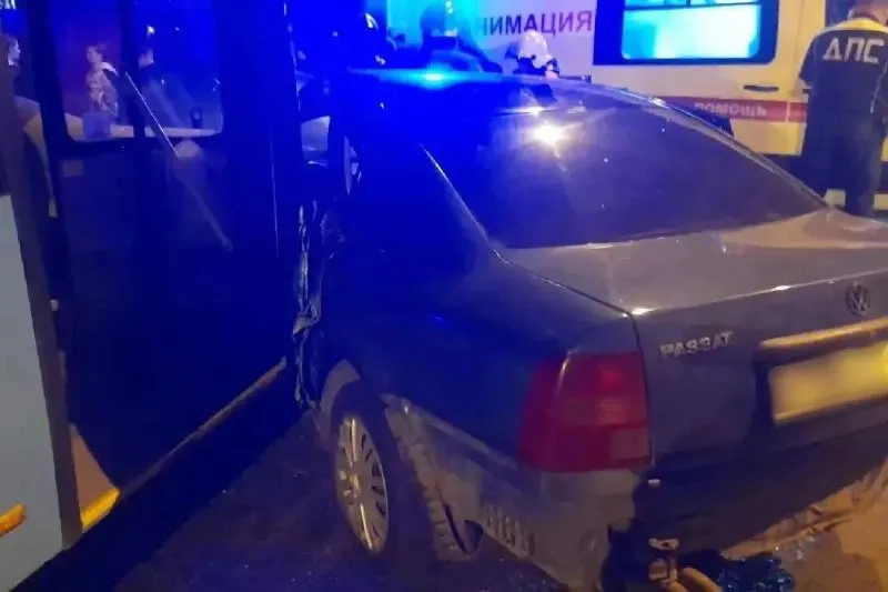 Происшествие произошло около 19:40 на улице Адмирала Кузнецова. Водитель легковушки госпитализирован; кондуктору автобуса оказана помощь на месте; три пассажира не пострадали.