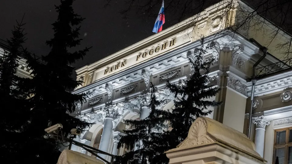 Банк России расширил возможность сообщать о лицах, реально управляющих банками и другими финансовыми организациями, включая теневых руководителей.
