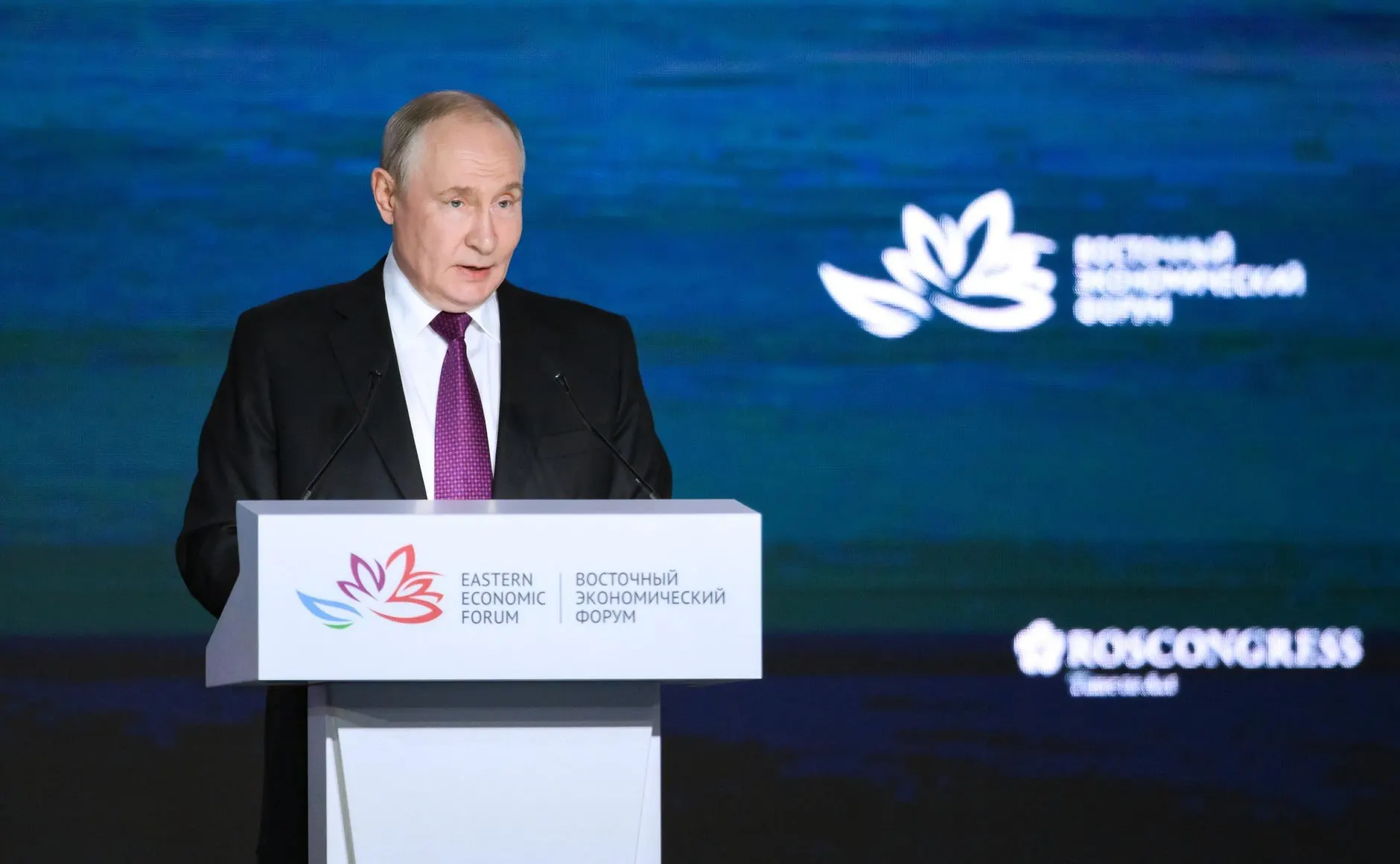 Путин подчеркнул, что демографические вызовы требуют внимания к множеству факторов; он уточнил, что военная спецоперация не является основным фактором снижения рождаемости.
