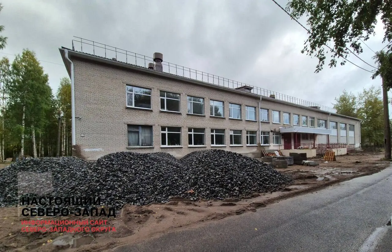 В Архангельске родителей попросили прийти в выходной и помочь с покраской батарей в школе №55 во время капитального ремонта
