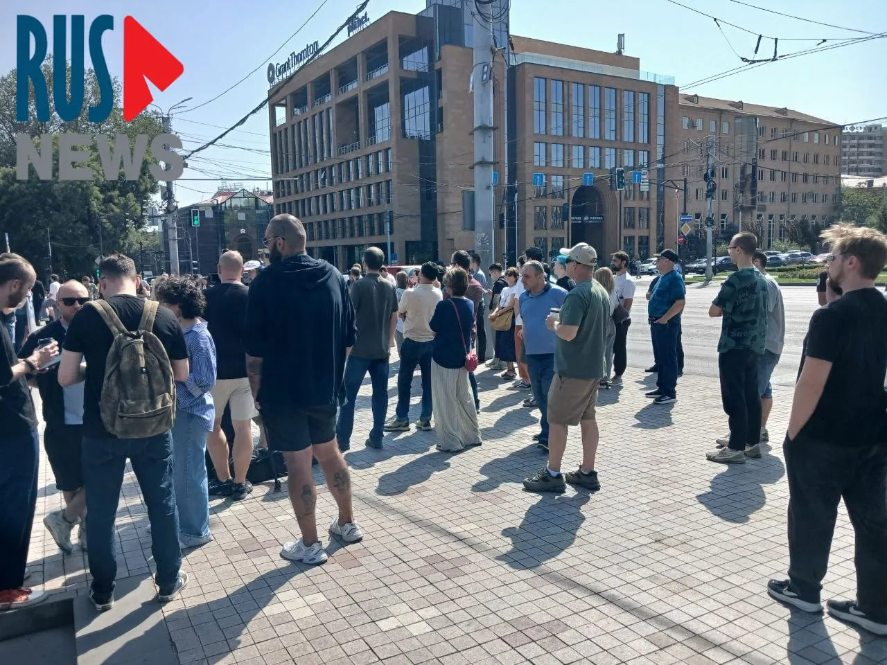 У посольства России в Ереване к полудню образовалась длинная очередь из избирателей; рядом проходит митинг, участие в котором принимают около ста человек.