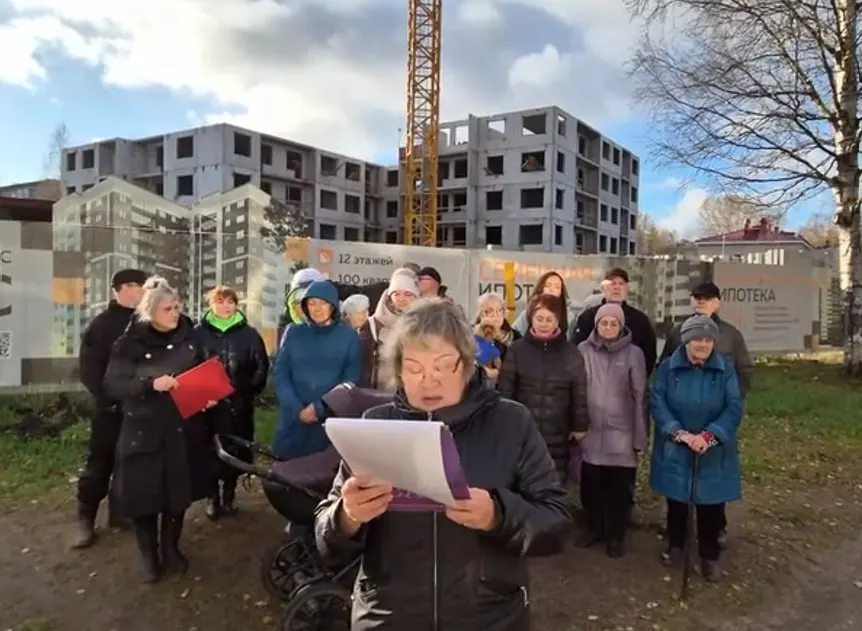 Жители Архангельска потребовали у президента остановить строительство возле детсада и записали видеообращение; после жалоб Следственный комитет возбудил уголовное дело по халатности, однако прокуратура заявила об отсутствии нарушений в выдаче разрешения.