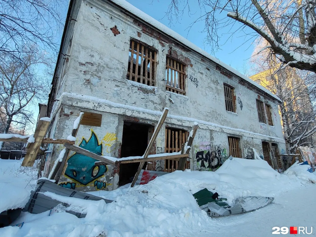 Архангельский предприниматель планирует привести в порядок заброшенные памятники города: сгоревший дом Гринфельдта и здание трамвайного управления.