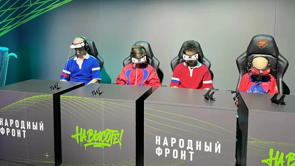 В шести регионах стартовал пилотный проект по обучению управлению FPV-дронами, где учащиеся осваивают пилотирование, сборку и ремонт оборудования, применяя навыки по мере необходимости в обороне страны.